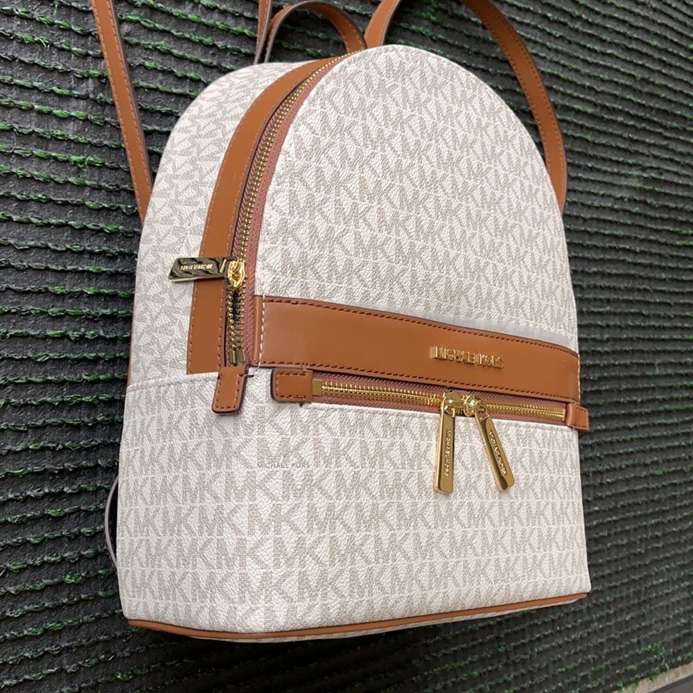 MICHAEL KORS Kenly Medium Backpack Signature Vanilla Bag - Picture 2 of 16